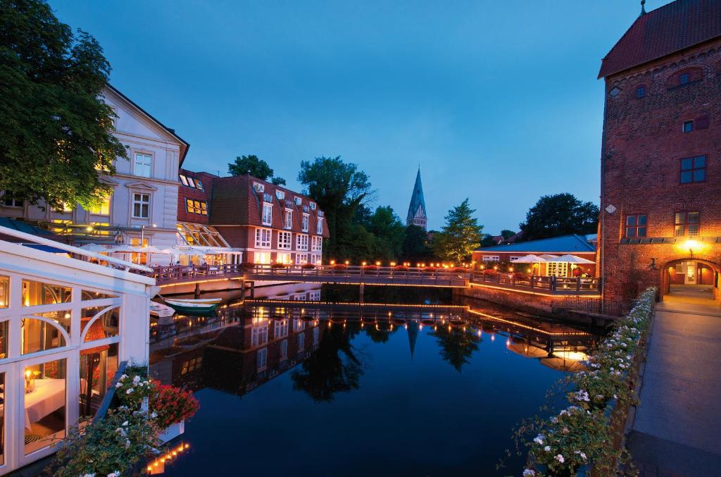 Výhled na řeku, která protéká v blízkosti hotelu