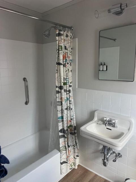 Cape Cod Motor Inn - Suite Lit Queen-Size