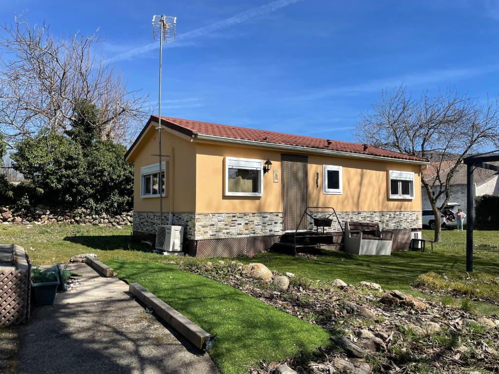a small house in a yard with a yard at La casita in Pinilla del Valle
