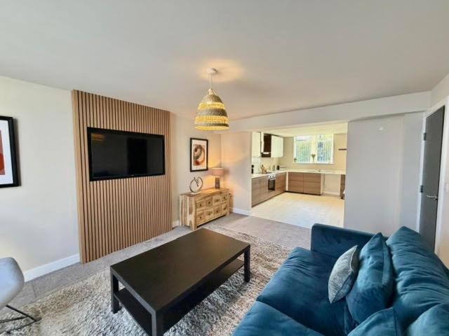 Contractor Accommodation Sleeps 7 - 4 Bathrooms - Parking For 3 Vans - Worksop - Housity