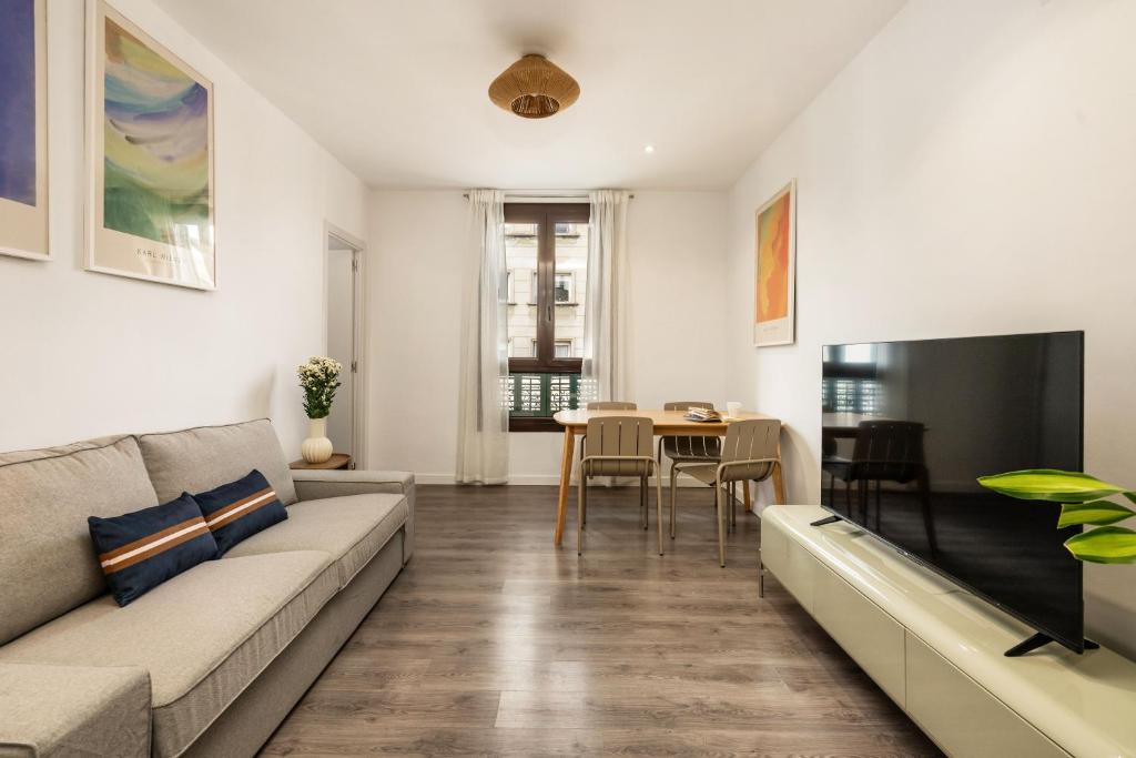 Eixample Pedestrian Gem Balcony Bathtub AC