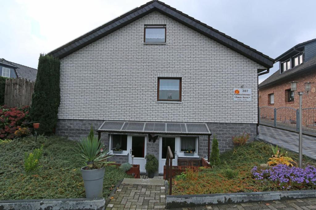 ein Haus mit einem Fenster an der Seite in der Unterkunft Haus Anne in Neunkirchen