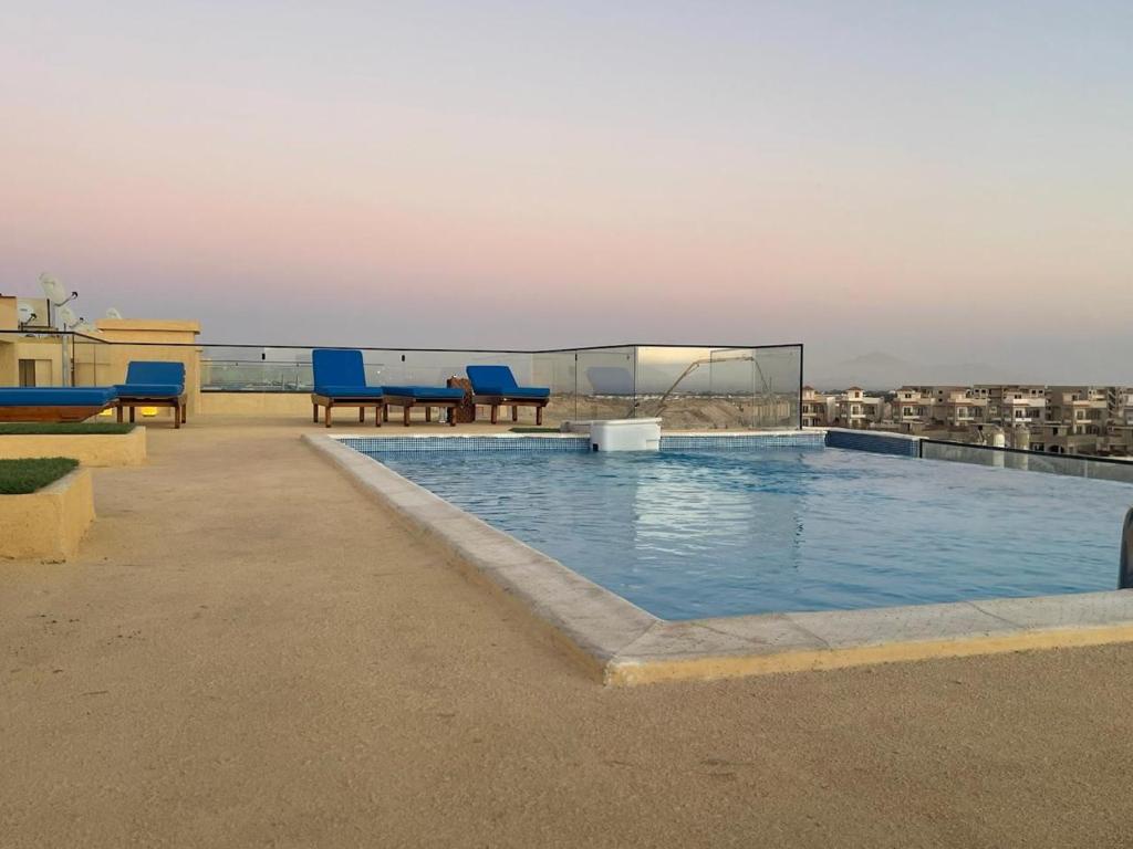una piscina en la azotea de un edificio en The View - Garden View, en Sharm El Sheikh