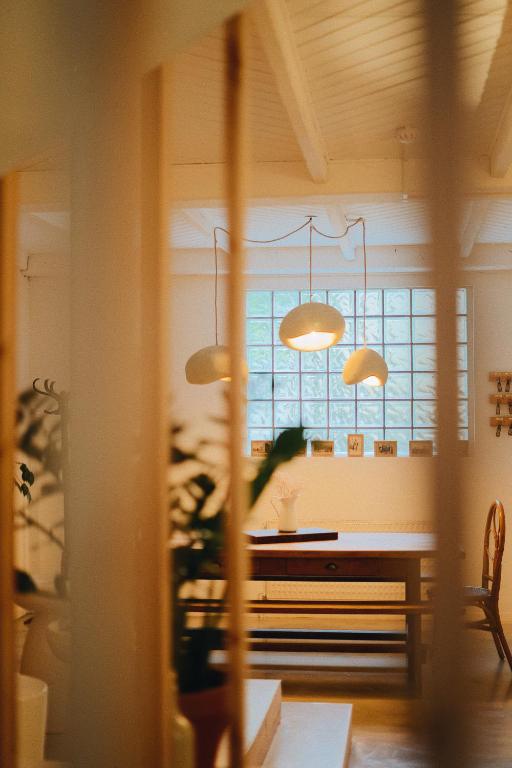 a dining room with a table and a window at Hôtel Dune Saint-Pierre in Saint-Pierre-Quiberon