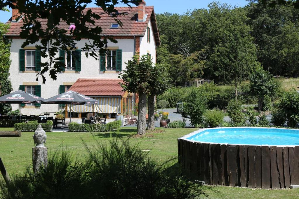 a swimming pool in front of a house at Renard et l'abeille in Chalmoux