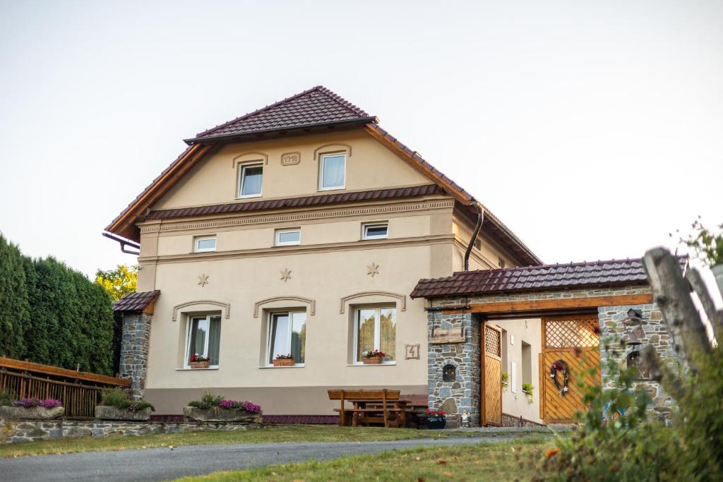 a detached house with a table in front of it at Selská chalupa Anetka in Horšovský Týn