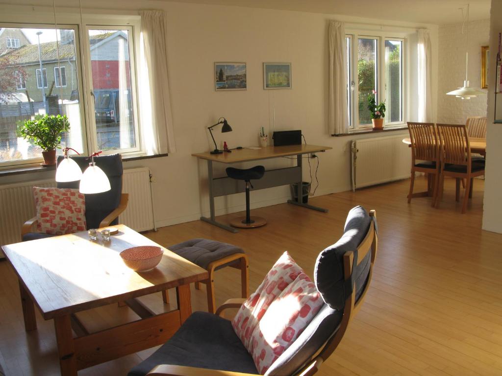 a living room with a table and chairs at Fuglevænget in Hundested