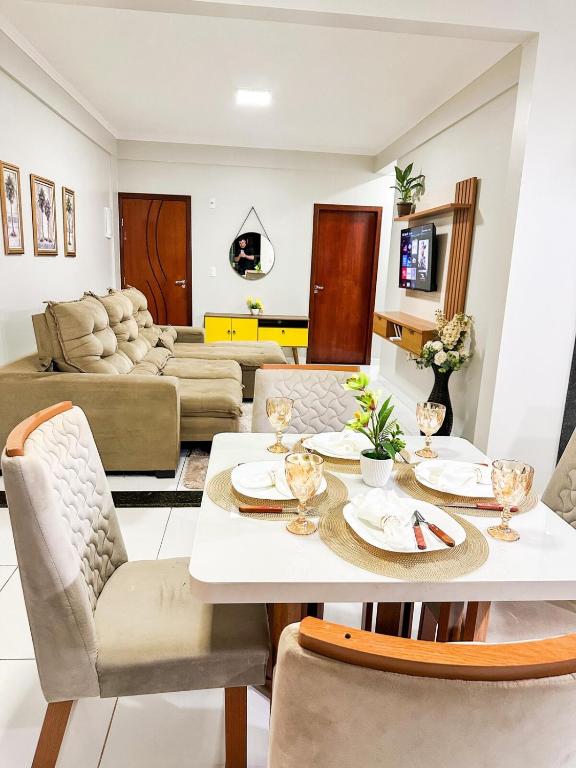 a living room with a table and chairs at APË GOLD NO CENTRO DA CIDADE COM AR E CAMA KINg in Formosa