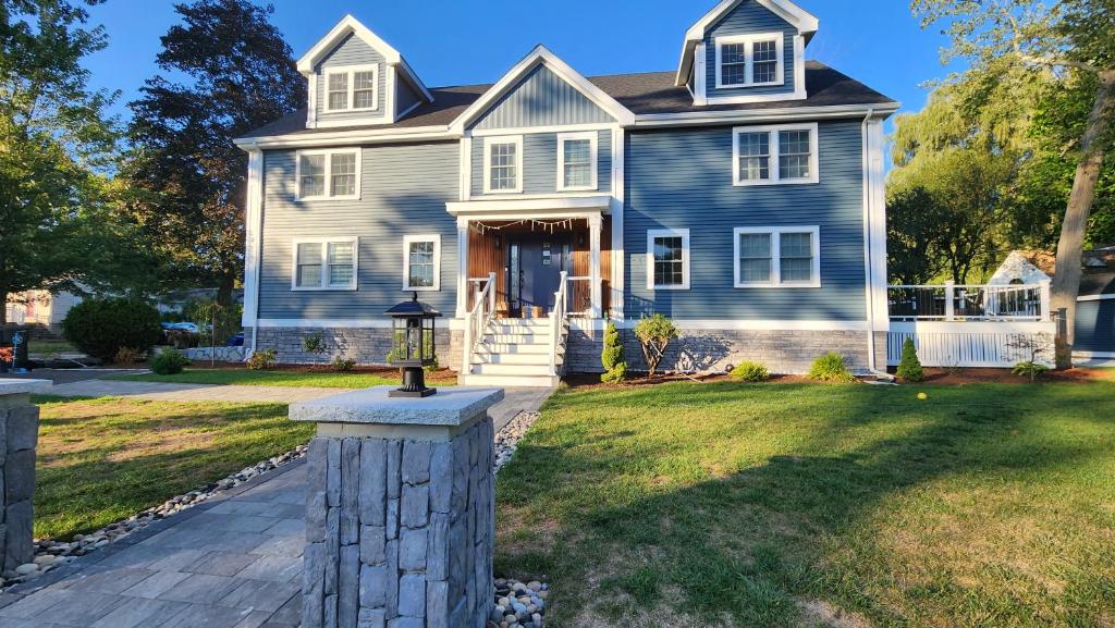 a blue house with a stone pillar at Luxury New House 6B4B in Arlington
