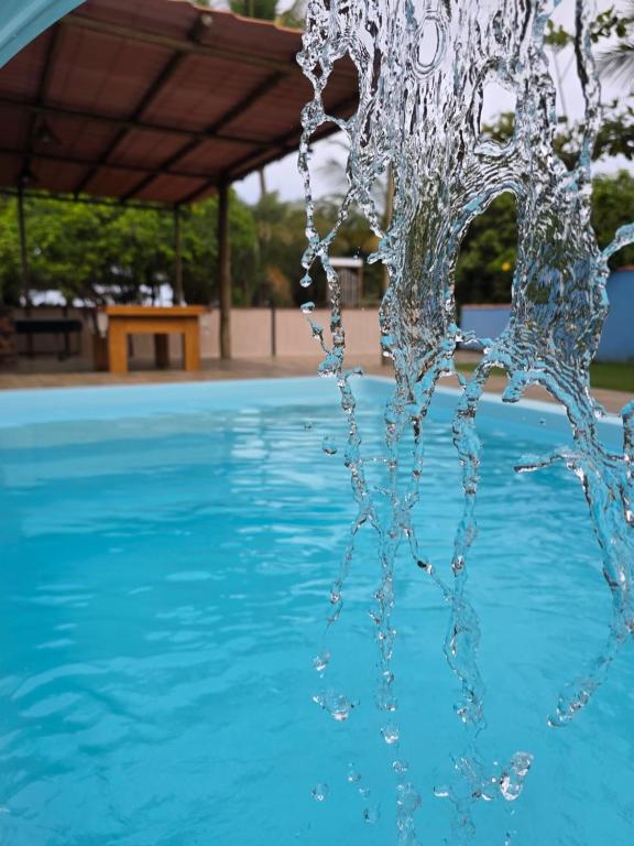 Nahaufnahme eines Springbrunnens in einem Pool in der Unterkunft kibeleza in Ilhéus