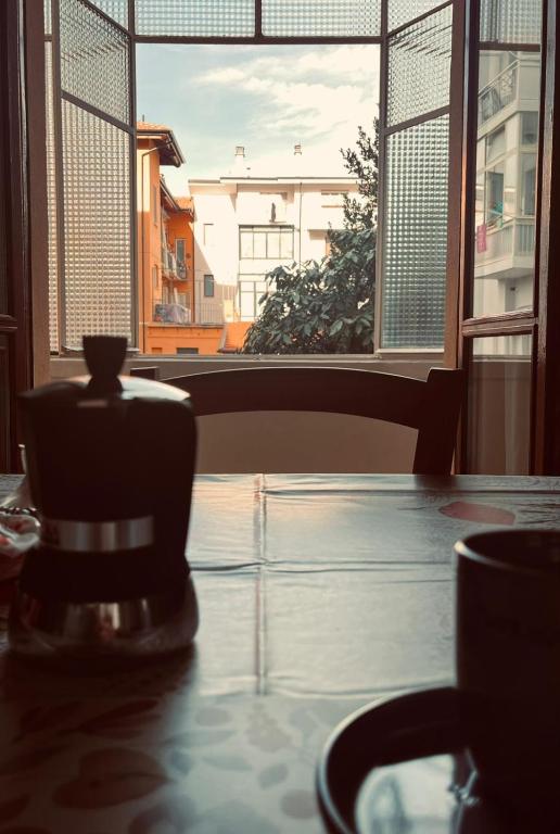 a table with a view of a window at La porta sul Viale in Cuneo