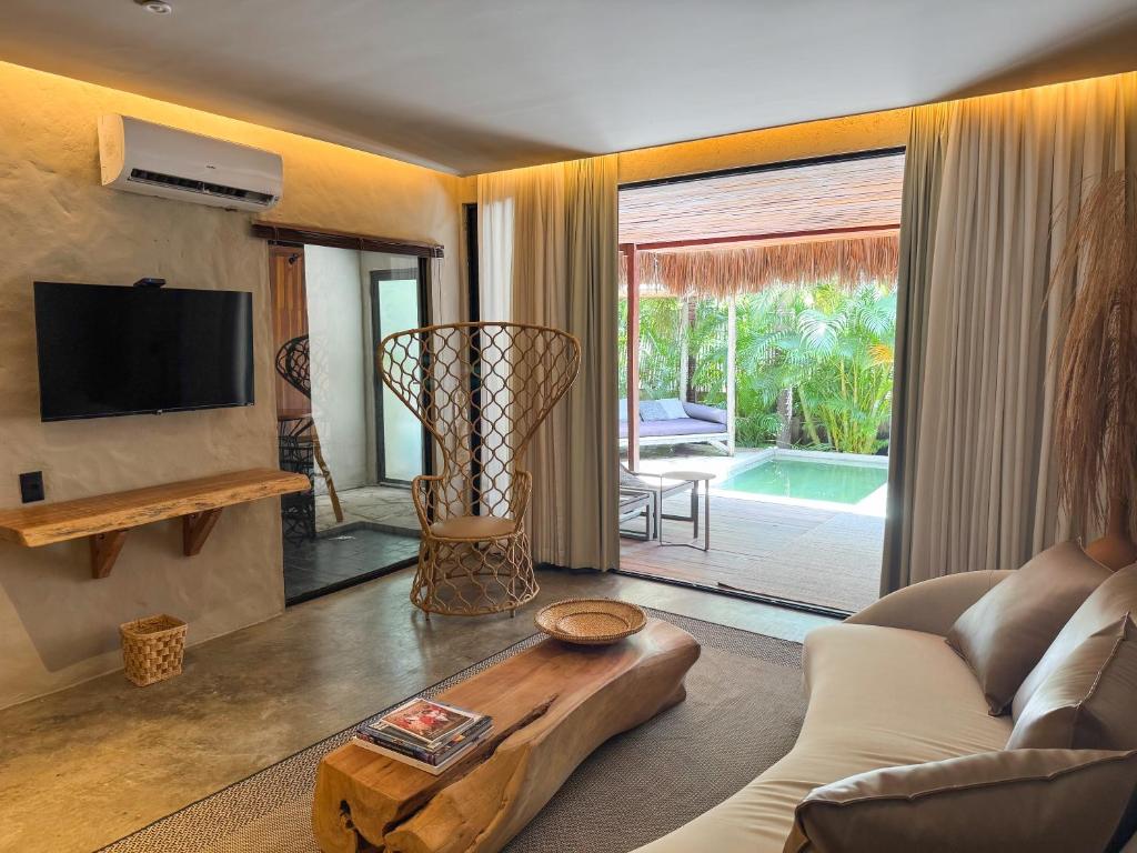 a living room with a couch and a table at Makena Hotel in Icaraí