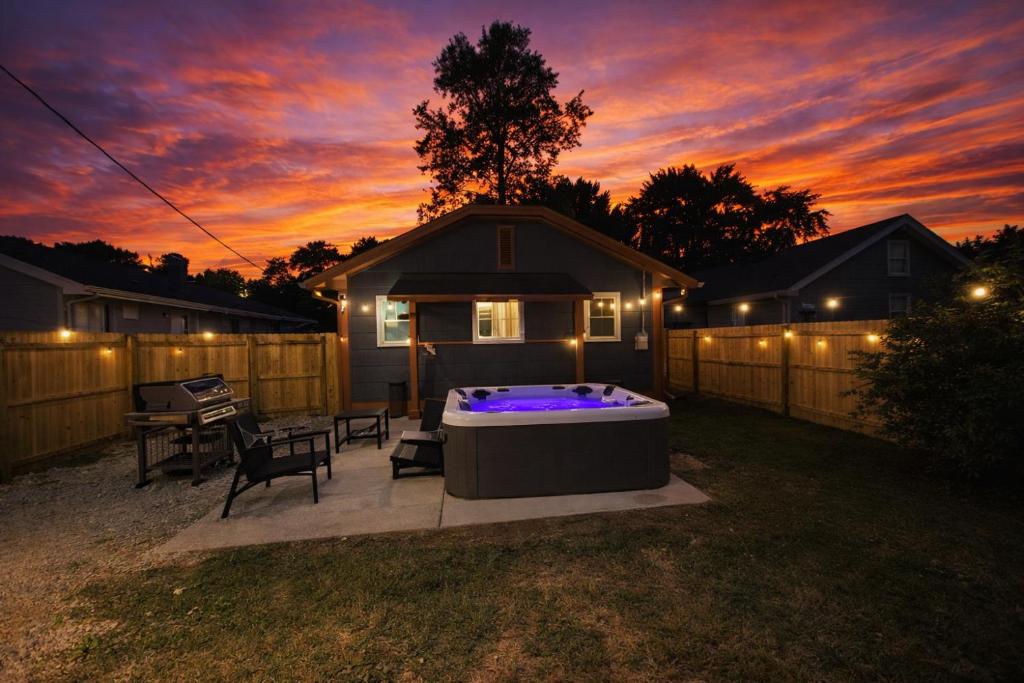 ein Garten mit Whirlpool und ein Haus in der Unterkunft Broad Ripple Home witth Hot Tub Near Downtown Indy in Indianapolis