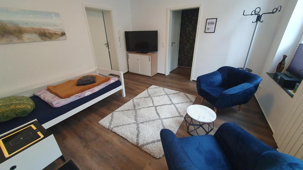 a living room with a blue couch and a blue chair at Monteurzimmer 05 in Parchim in Parchim