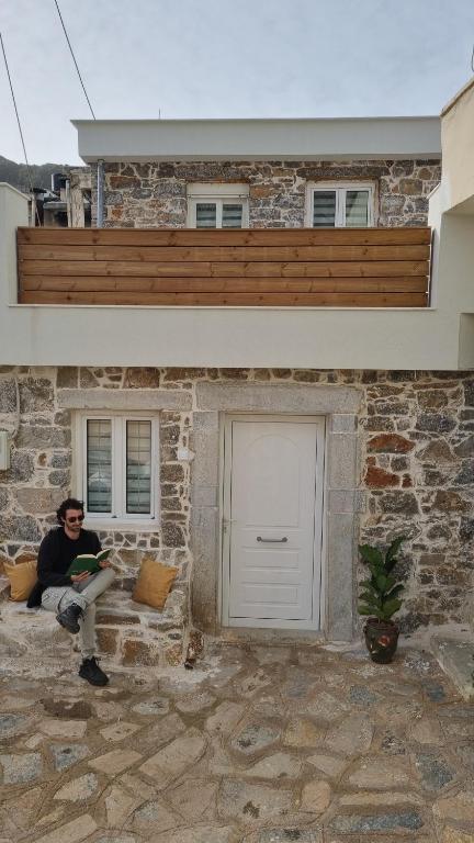 MENELAUS Stone House