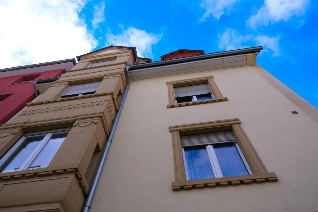 a building with three windows on the side of it at Ferienwohnung Kaspar mit Parkplatz in Pforzheim