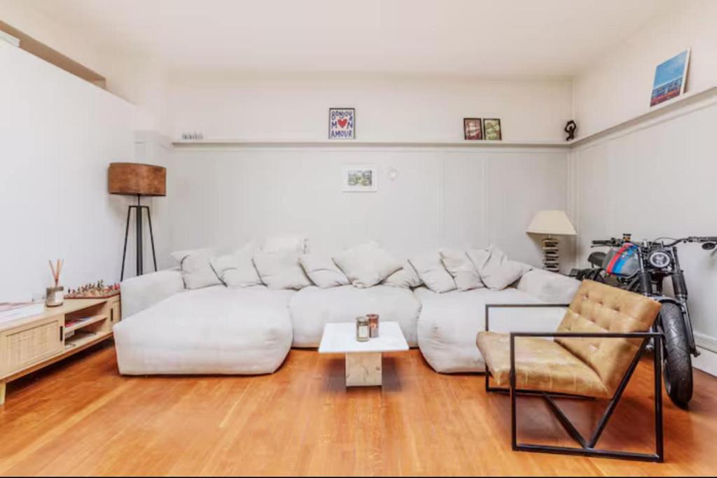 Bright and quiet Parisian apartment