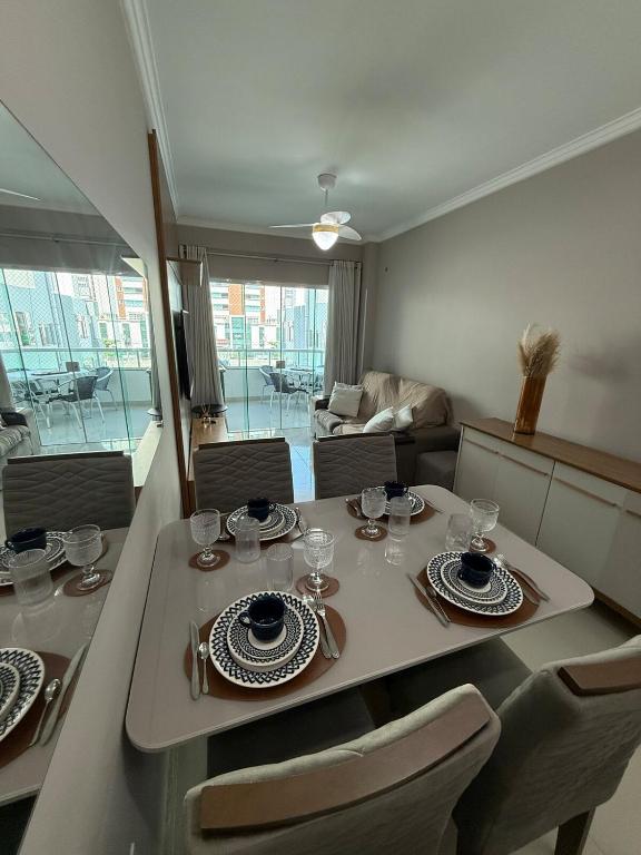 a dining room table and chairs in a living room at Apartamento 3 quartos próximo à praia central de BC in Balneário Camboriú