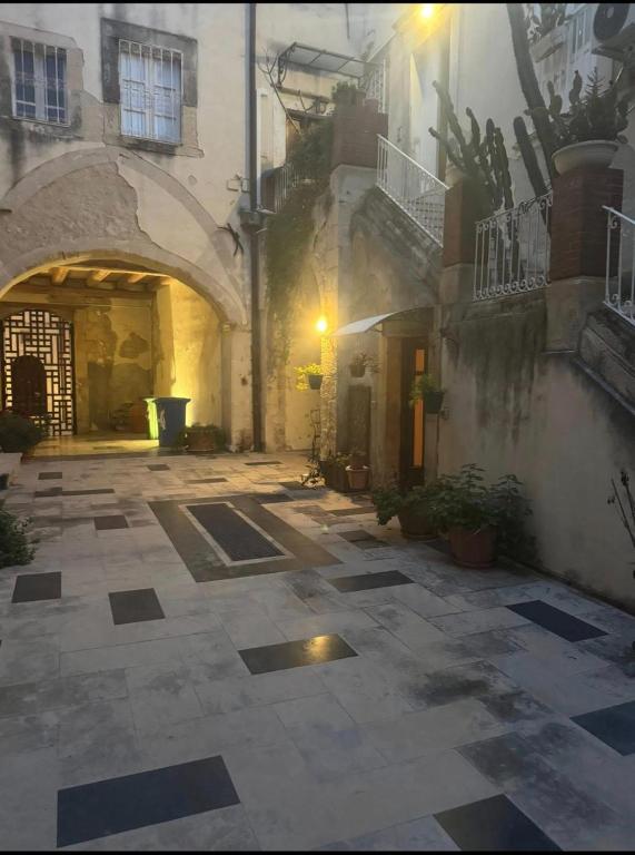 an empty courtyard in an old building at night at Il Cortile Magico in Syracuse
