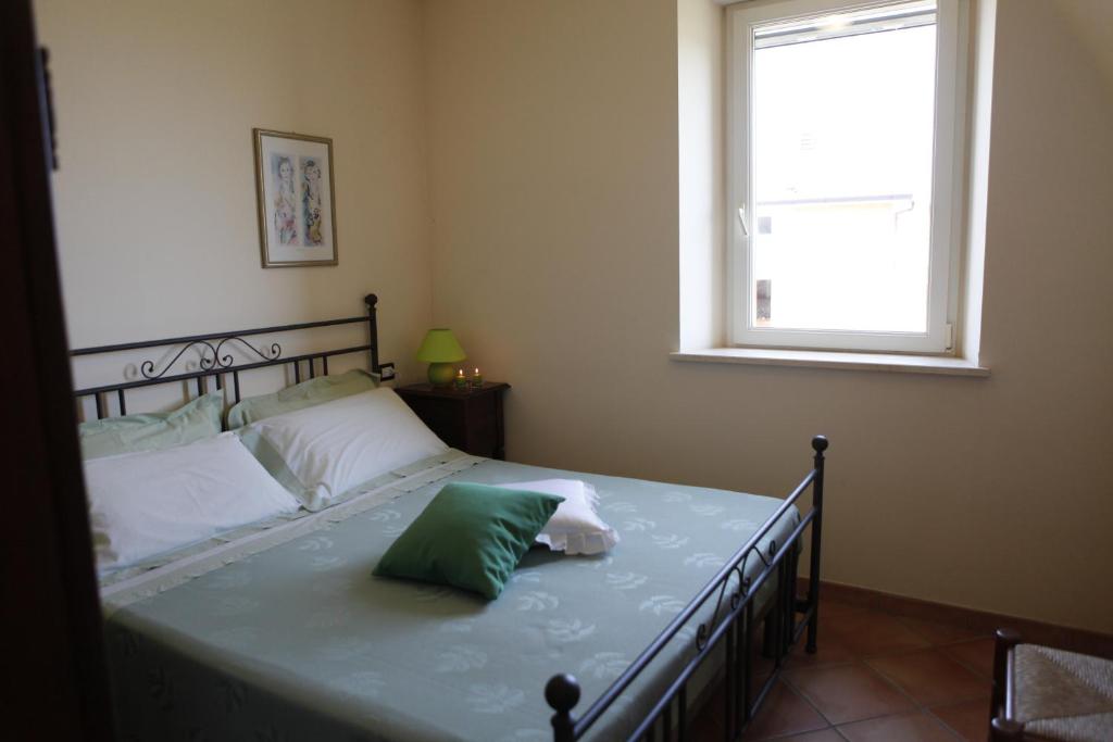 A bed or beds in a room at Agriturismo Casa degli Archi