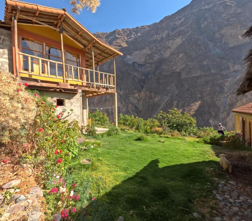 a house on a hill with a view of the mountains at La Casa de Roy in Cosnihua