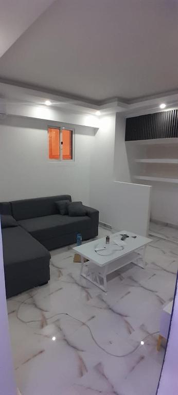 un soggiorno con un divano e un tavolo di Appartement t2 a Luanda