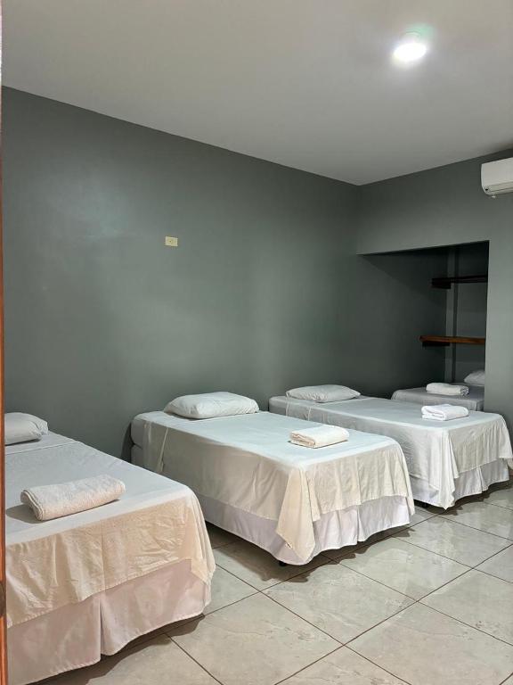 Llit o llits en una habitació de RodMar Hotel