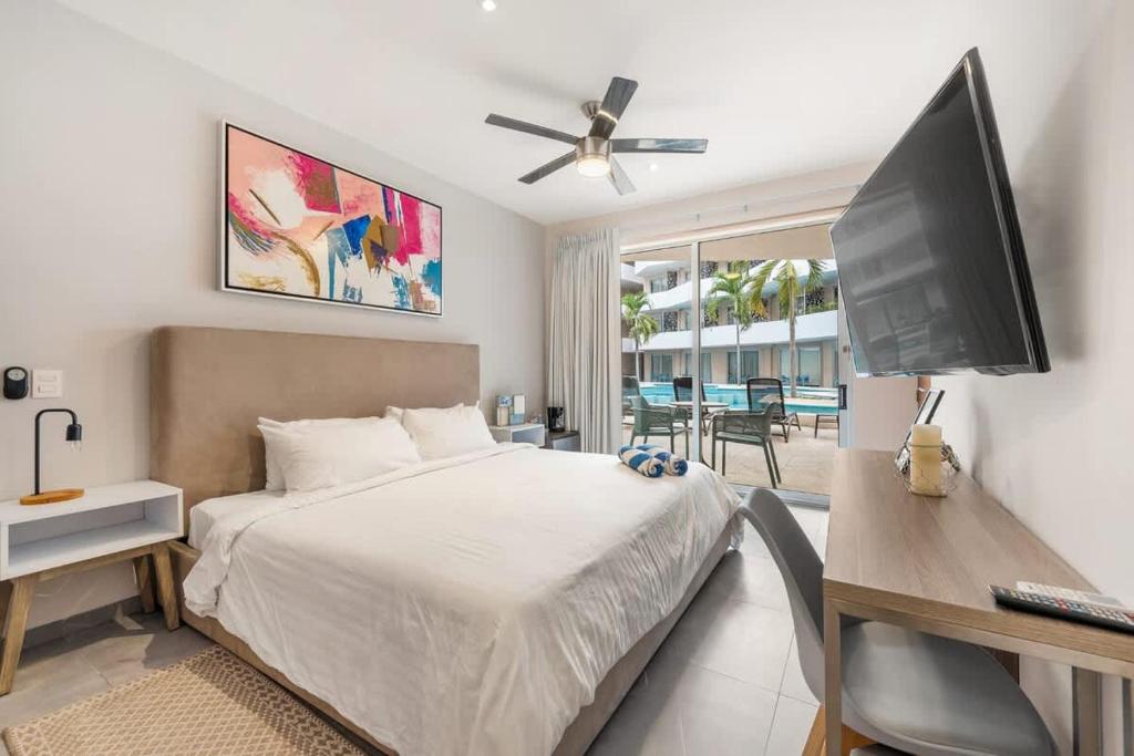 a bedroom with a bed and a flat screen tv at 2bed apartment 500m from beach in Playa del Carmen