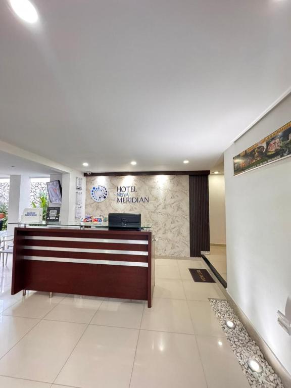 a lobby of a hotel with a reception desk at Hotel Ipanema Meridian in Neiva