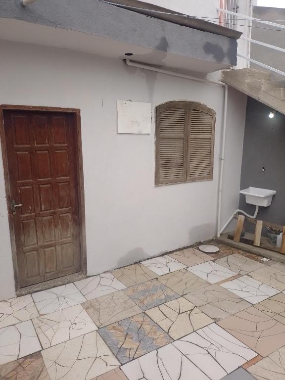 an empty room with a door and a tile floor at Vila Bárbara térreo in Araruama