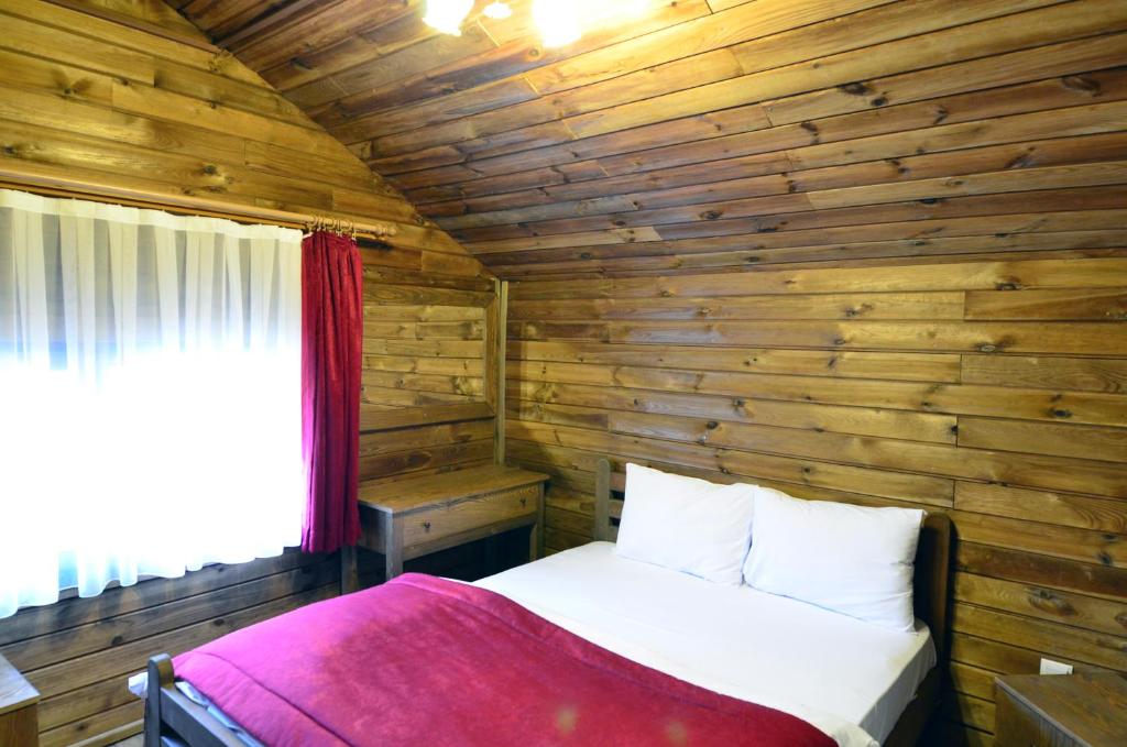 Кровать или кровати в номере Uludag Orman Koskleri