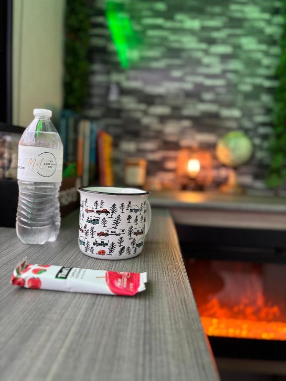 Eine Zahnbürste und eine Flasche Wasser auf einem Tisch in der Unterkunft The Backyard Den in Raleigh