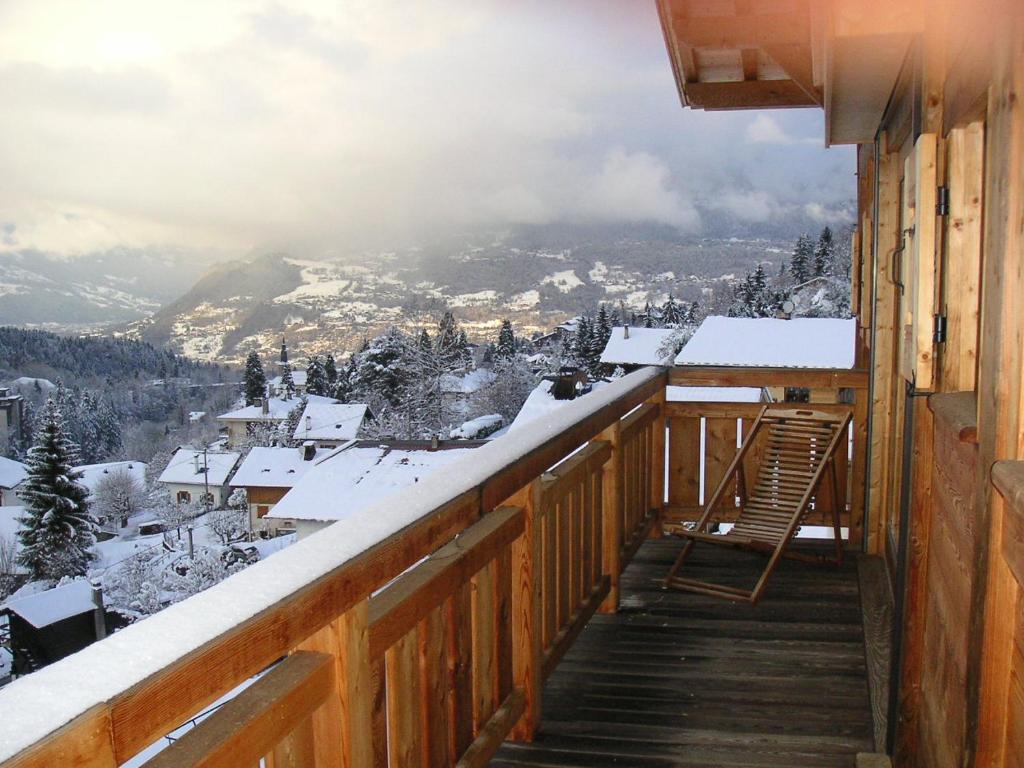 een balkon met uitzicht op een met sneeuw bedekte berg bij Chalet Marie Blanche in Saint-Gervais-les-Bains