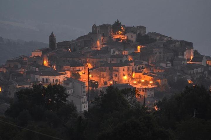 una ciudad en la cima de una colina por la noche en A casa da Titta, en San Martino dʼAgri