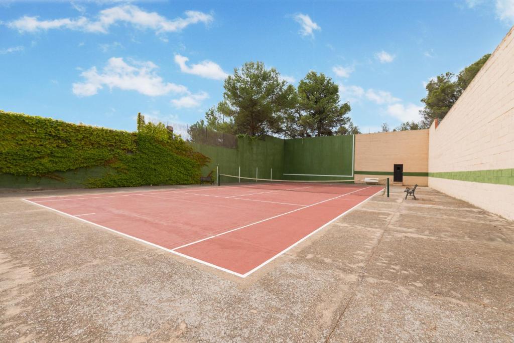Tenis a/nebo squash v ubytování Comarquinal Bioresort Penedes nebo okolí