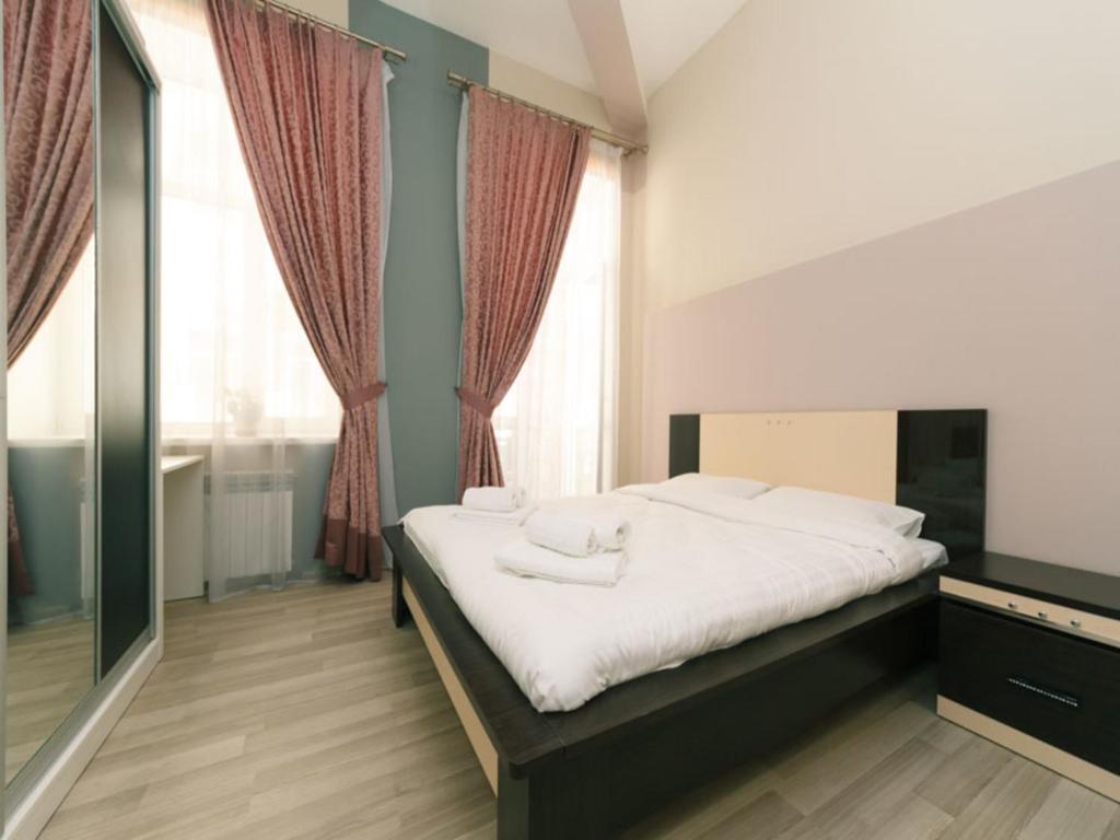 - une chambre avec un lit et une grande fenêtre dans l'établissement Apartment near Olympic stadium, à Kiev