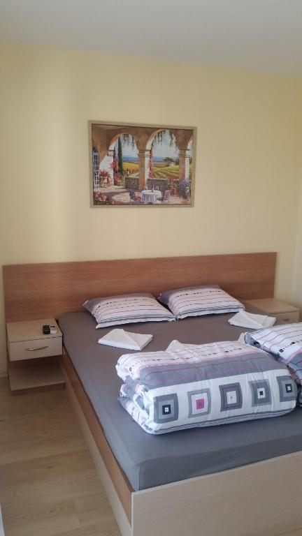 een slaapkamer met een groot bed en bij Complex Diva in Srebŭrna