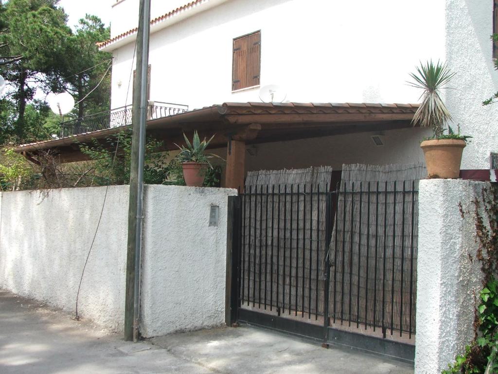 サン・フェリーチェ・チルチェーオにあるEdvige' S House in Residenceの門付きの家の前の柵