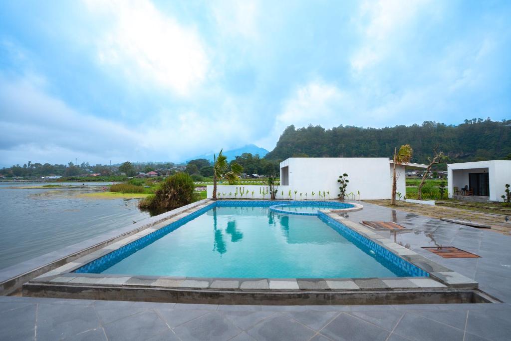 a swimming pool in the middle of a body of water at Villa Jepun Segara Giri in Kubupenlokan