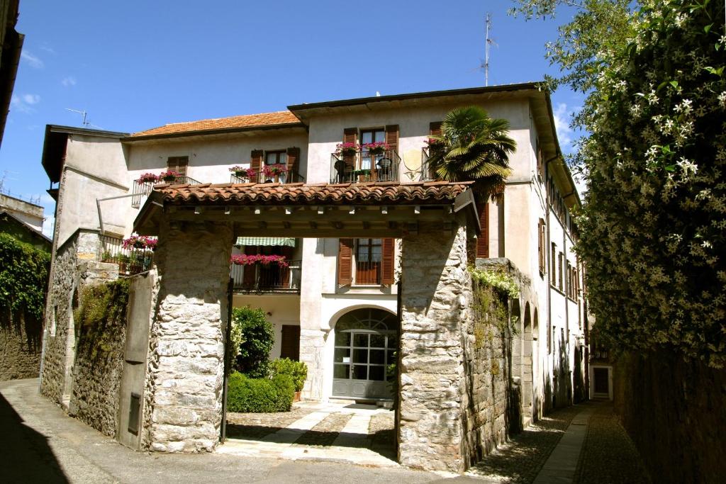 un edificio con un arco davanti di Casa Cannobio a Cannobio
