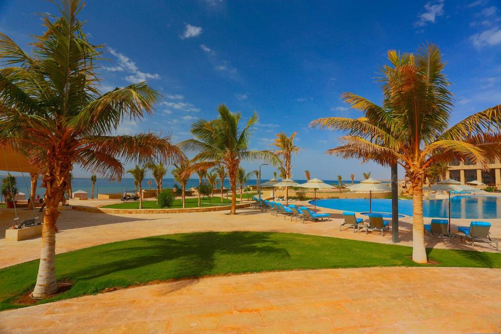 المسبح في Royal L'azure Resort أو بالجوار