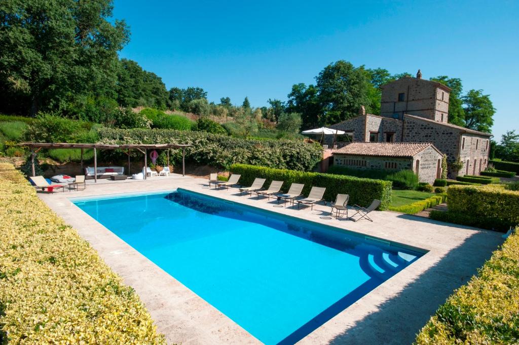 een afbeelding van een zwembad voor een huis bij Villa Collombroso by PosarelliVillas in Porano