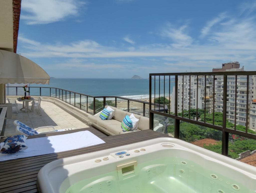bañera de hidromasaje en un balcón con vistas al océano en Cobertura Vista Mar Copacabana, en Río de Janeiro