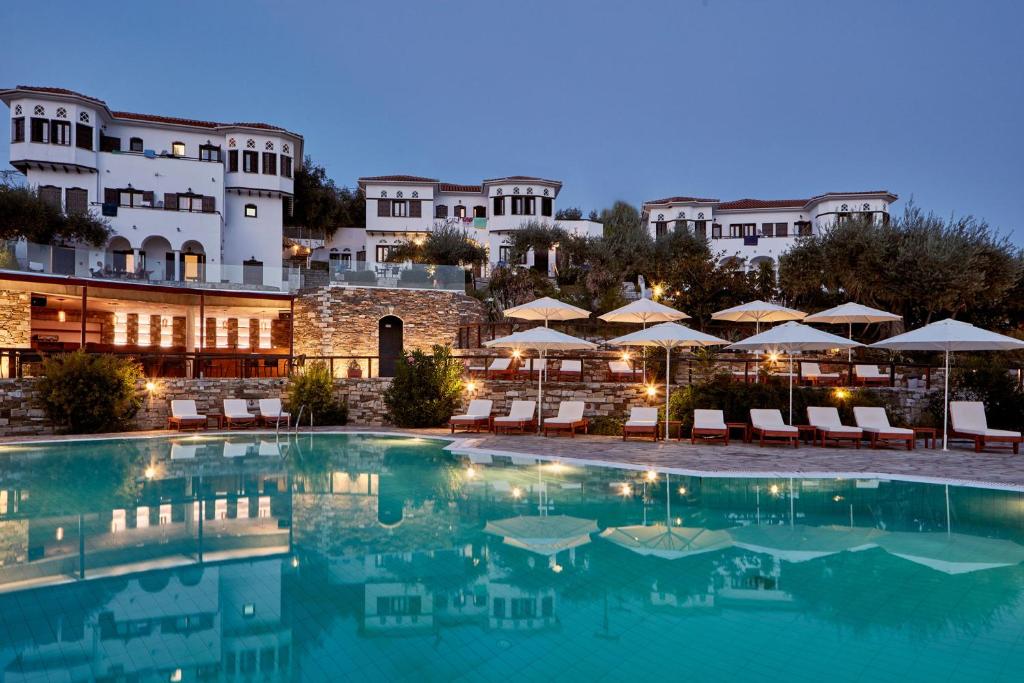 Bazén v ubytování Leda Village Resort nebo v jeho okolí