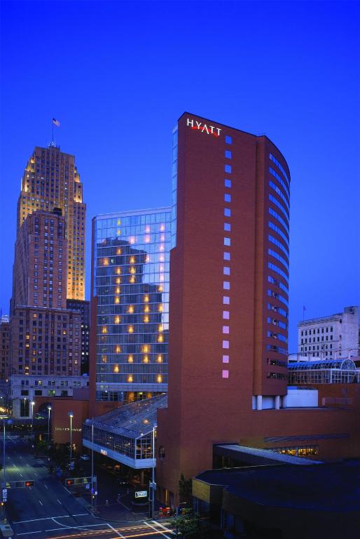 a tall building with a m matrix sign on it in a city at Hyatt Regency Cincinnati in Cincinnati