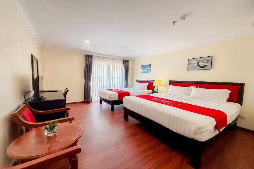 Ramada by Wyndham Phnom Penh Central - Camera Familiare Deluxe Con Balcone