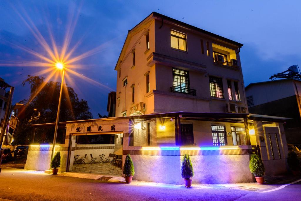 埔里にあるSeven Dwarfs Travel Stackの前に街灯がある建物