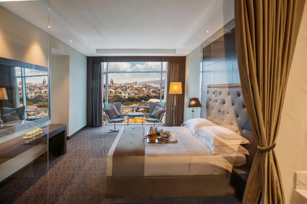 Postel nebo postele na pokoji v ubytování The Biltmore Tbilisi Hotel