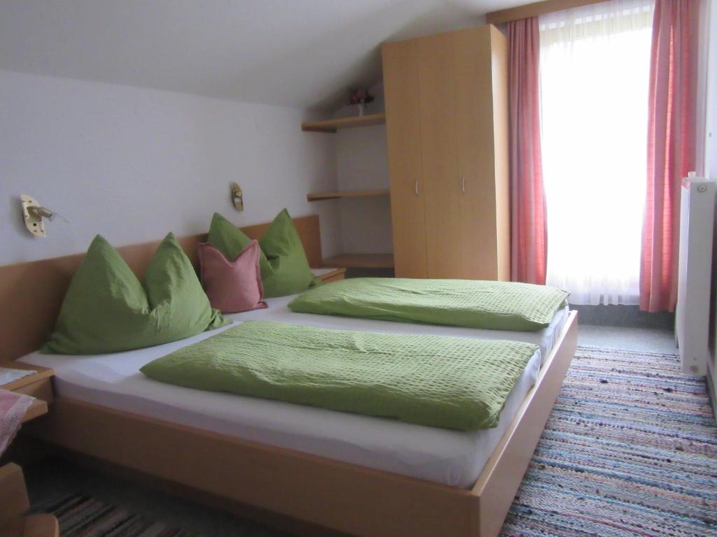 Postel nebo postele na pokoji v ubytování Gasthof Waldrast