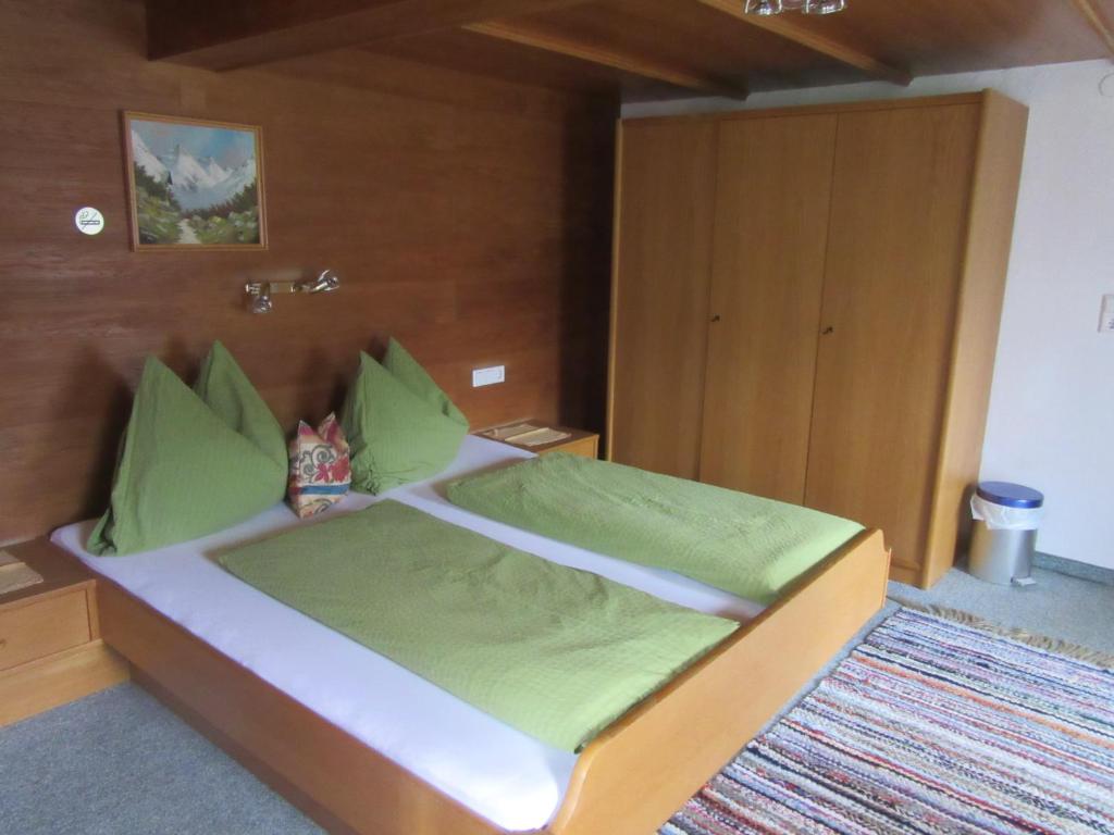 Postel nebo postele na pokoji v ubytování Gasthof Waldrast